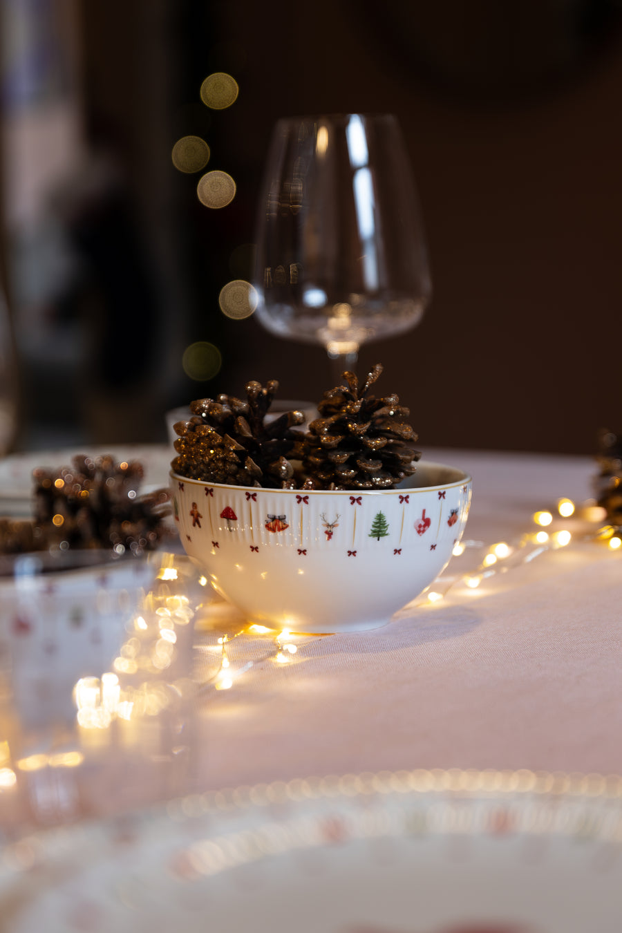 Skål fra Cozy Christmas fyldt med kogler