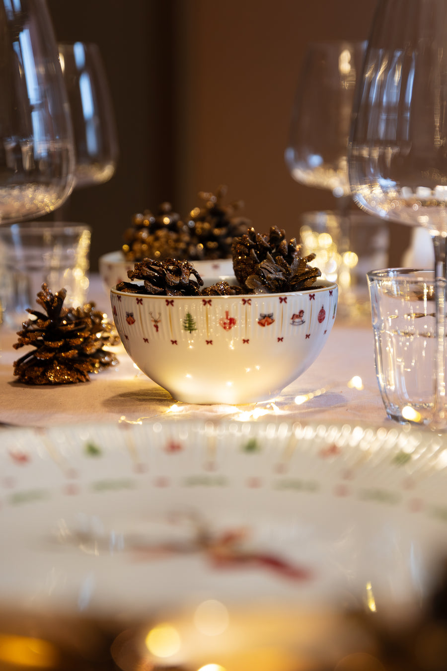 Skål fra Cozy Christmas med små julemotiver langs kanten