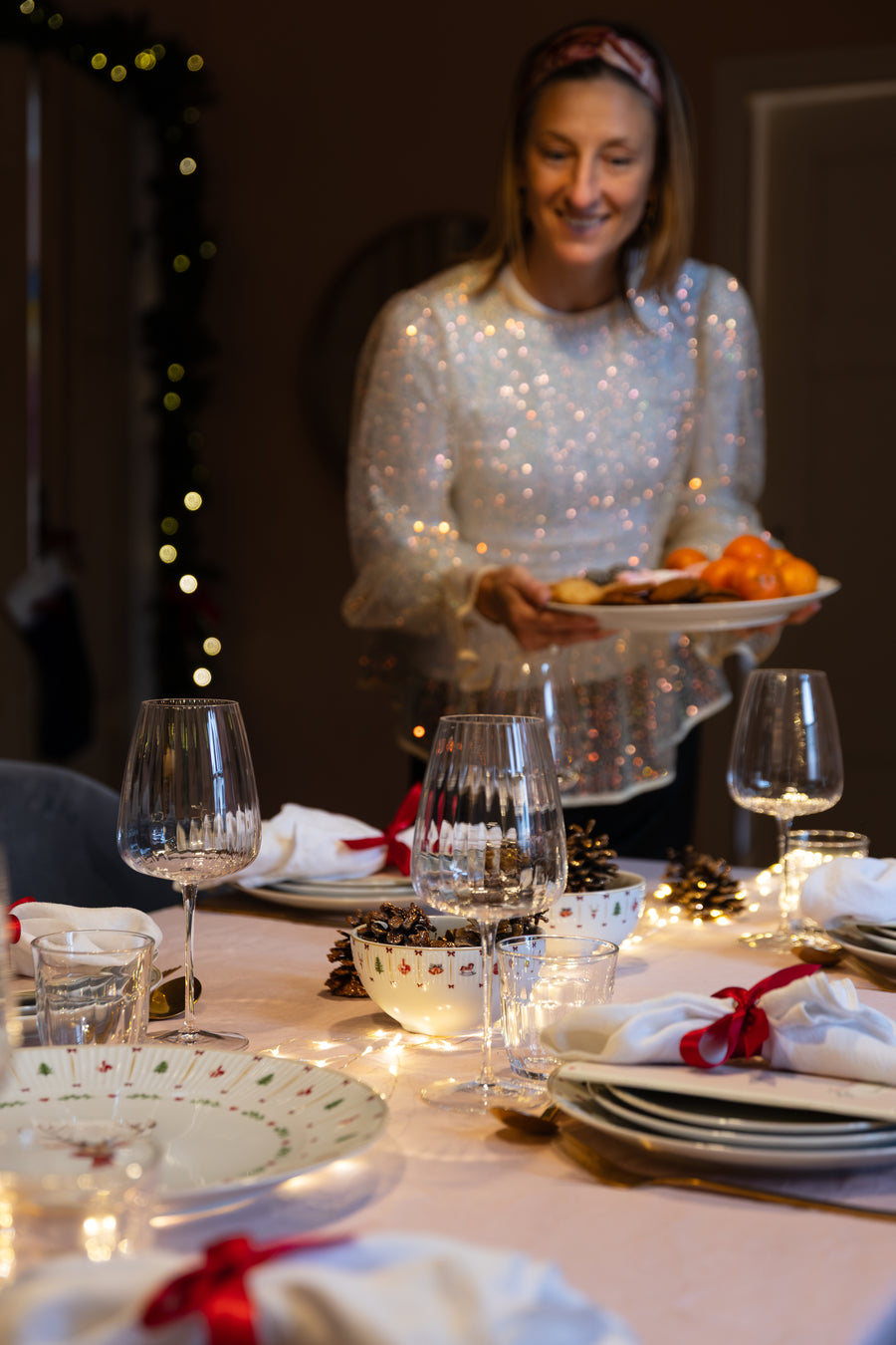 Annemette Voss ved det dækkede julebord med Cozy Christmas julestel