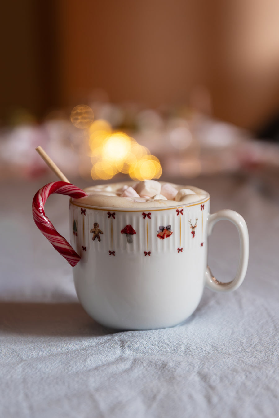 Krus med varm kakao og skumfiduser fra Cozy Christmas