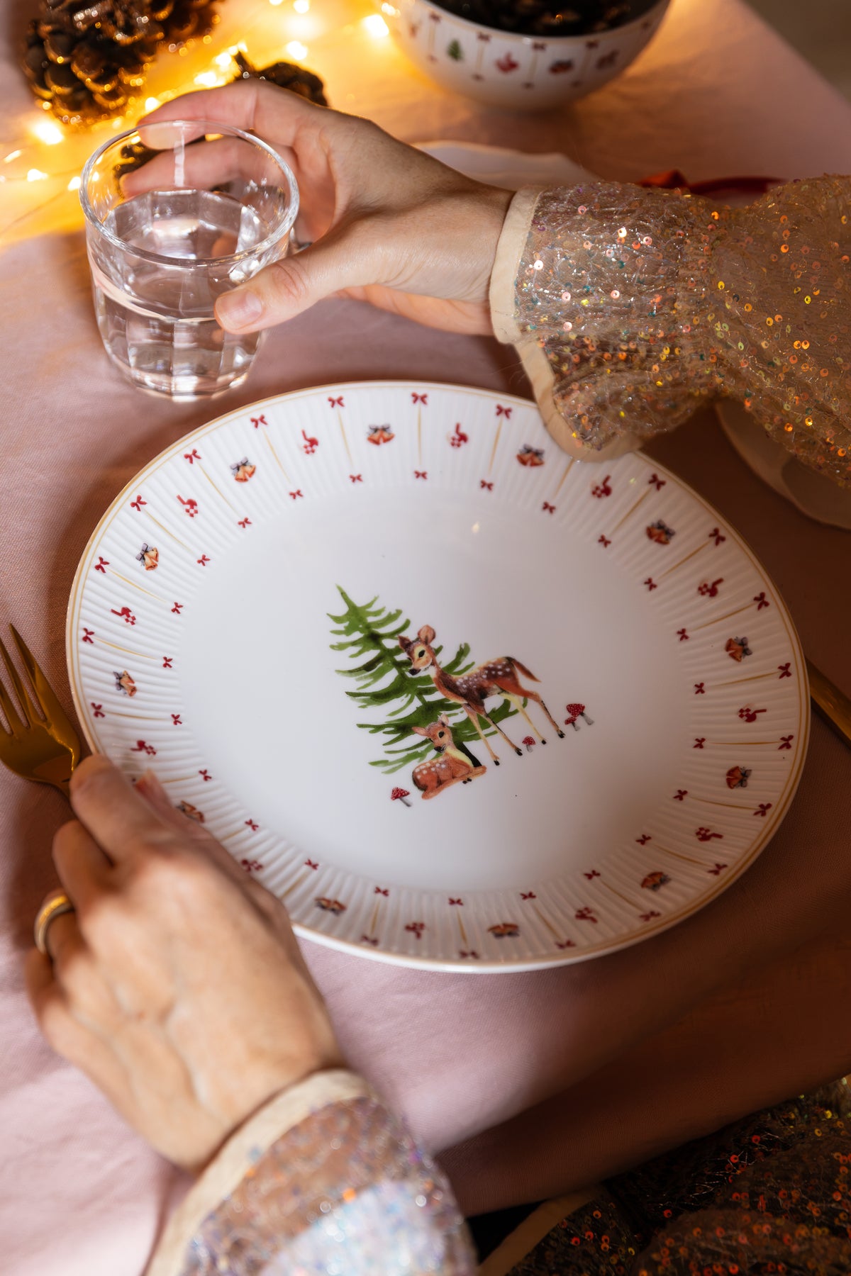 Dækket julebord med Cozy Christmas tallerken og vandglas