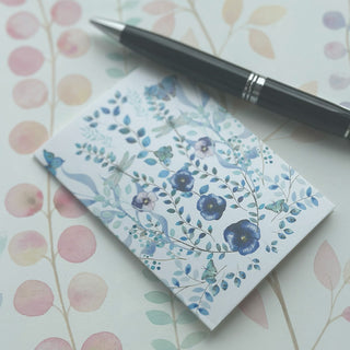 Lille foldet kort Blue Botanical med motiv af Annemette Voss
