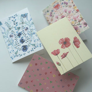 Lille foldet kort Petit Rose med motiv af Annemette Voss
