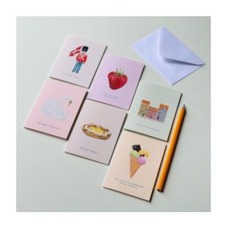 Har du set, at vores Danish By Voss serie også kommer som blomsterkort? Alle kortene måler 74x105 mm og har en lækker “soft- touch” overflade, der efterlader modtageren med en følelse af ren luksus ❤️ #flowercard #blomsterkort #allbyvoss #danishbyvoss #danishdesign #kunstkort